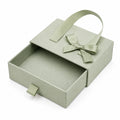 Scatola regalo 20 x 15 x 6 cm in cartone verde salvia con cassetto e manico a nastro