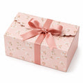 Scatola regalo 30 x 20 x 10 cm in cartoncino rosa con fiocco decorativo floreale